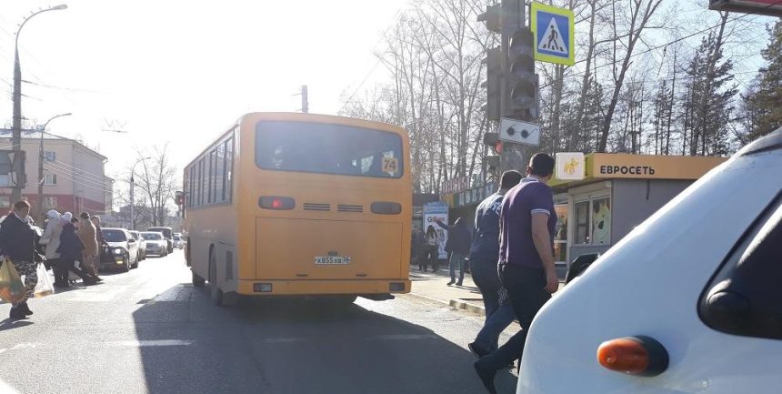 Пассажирский автобус сбил пешеходов в Иркутске