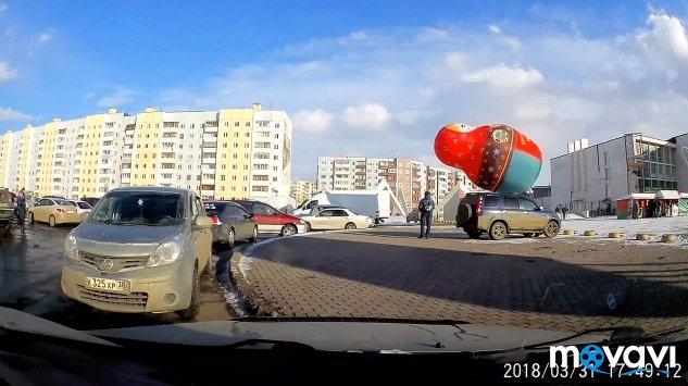 Полет надувной матрешки в Братске