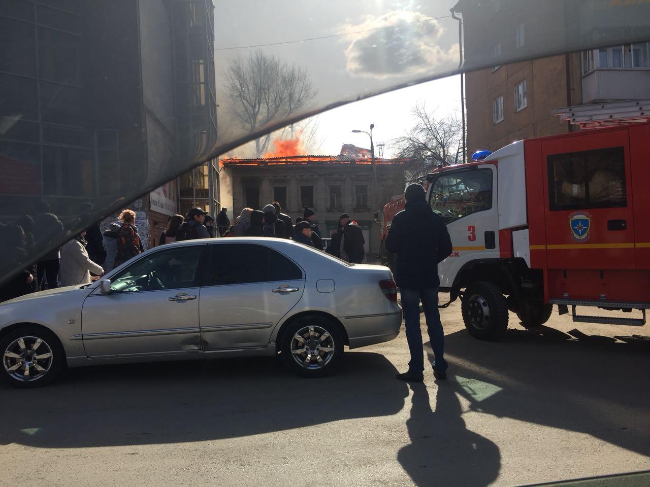 Неделя в фотографиях: эвакуация охотника, споры про Байкал, съезд невест, пожар в здании-памятнике и другое