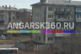Стену дома в Ангарске, с которой рухнула облицовочная плита, начали ремонтировать