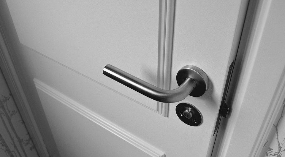 Трое ангарчан ворвались в квартиру к 86-летнему пенсионеру, избили его и похитили 700 рублей и продукты