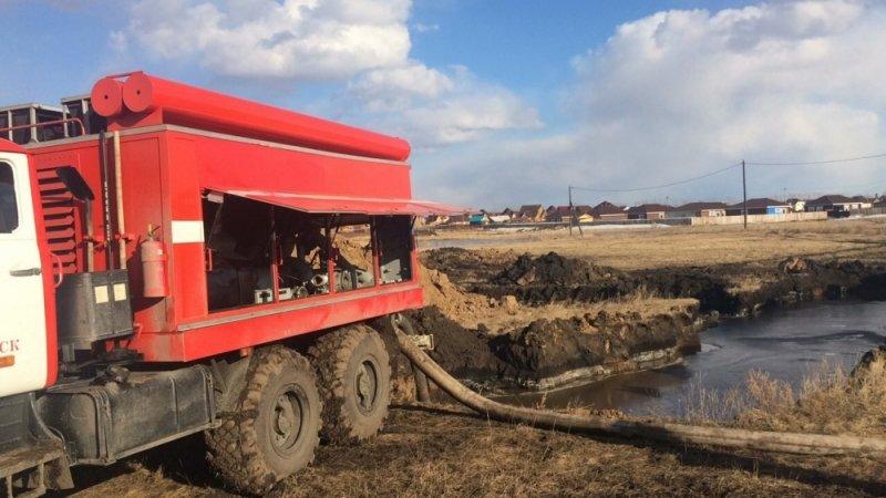 В Хомутово на подтопленных участках продолжают работать специалисты МЧС. Фото