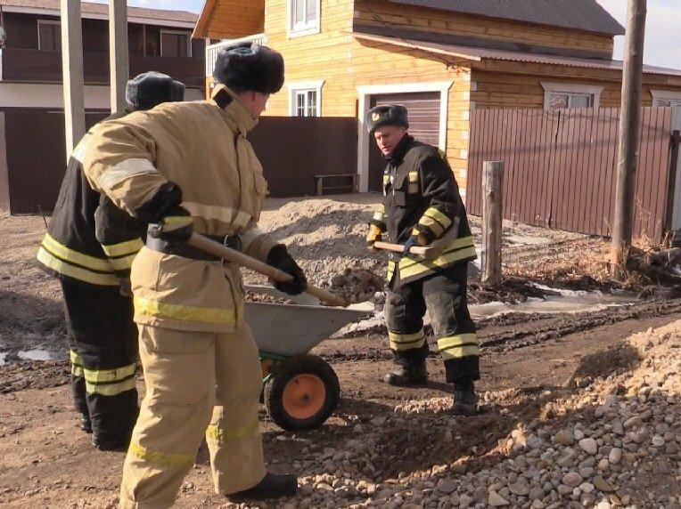В Хомутово на подтопленных участках продолжают работать специалисты МЧС. Фото