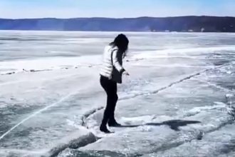 В МЧС прокомментировали видео с прыгающей по льдинам Байкала девушкой
