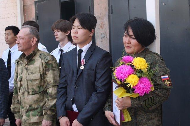 В Улан-Удэ наградили ученика, спасавшего детей во время нападения в местной школе