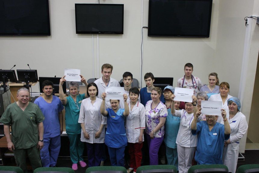 Иркутские врачи провели флешмоб в поддержку хирурга-онколога Андрея Павленко. Фото