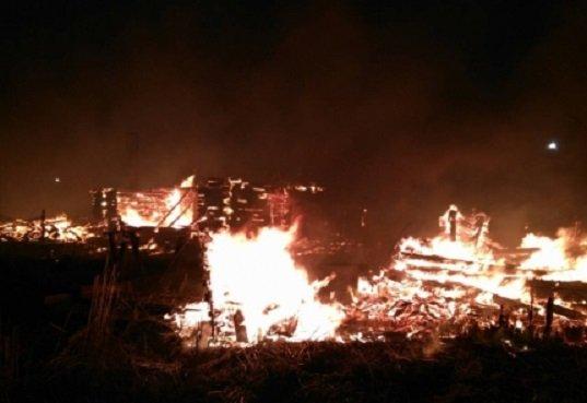 Крупный пожар произошел на лесоперерабатывающем предприятии в Зиме