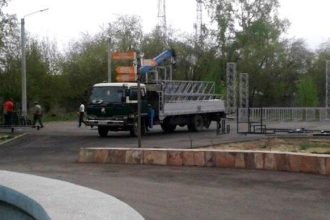 Подрядчик приступил к замене модульной сцены в парке 10-летия Ангарска