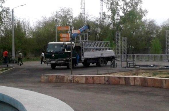 Подрядчик приступил к замене модульной сцены в парке 10-летия Ангарска