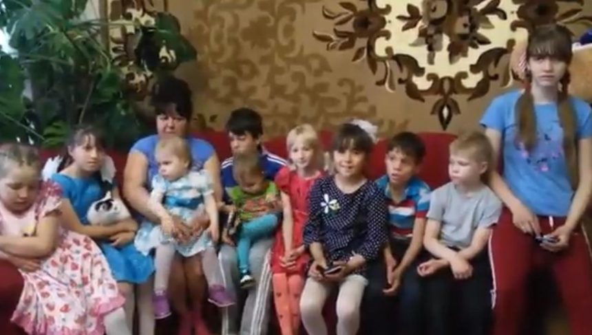 Полиция помогла женщине с десятью детьми добраться до дома из поликлиники в Иркутской области