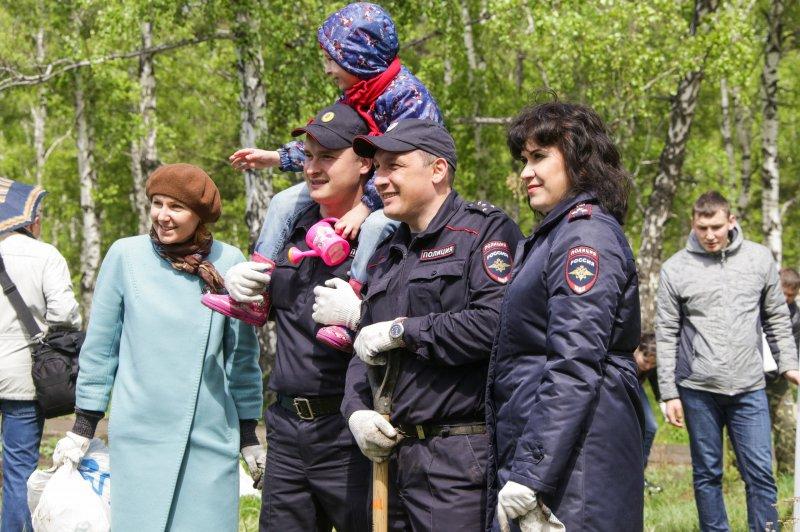 В Иркутске высадили аллею к 300-летию российской полиции