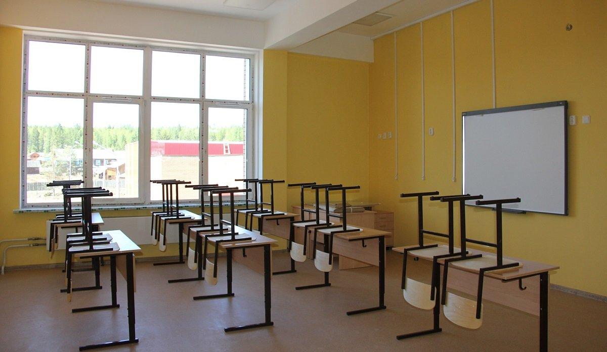 В новой школе в поселке Горячий ключ уже устанавливают мебель
