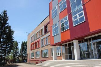 В новой школе в поселке Горячий ключ уже устанавливают мебель