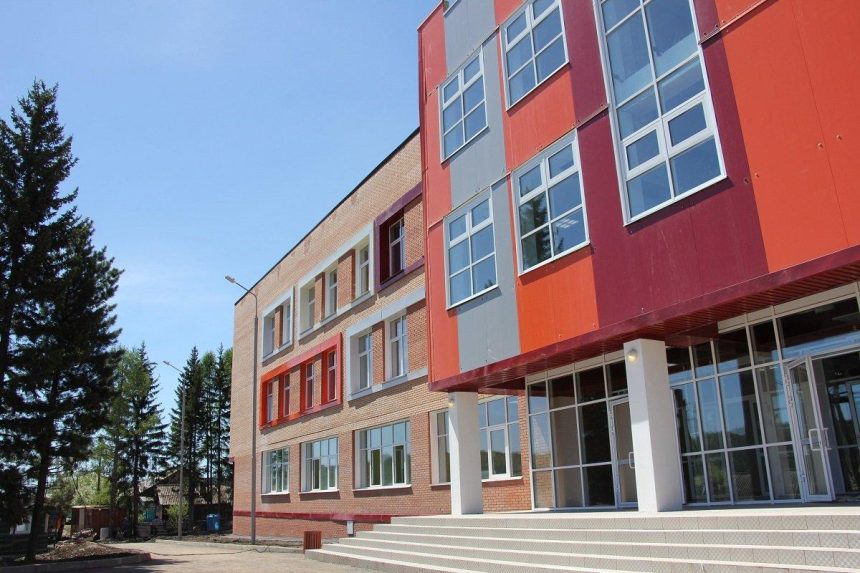 В новой школе в поселке Горячий ключ уже устанавливают мебель