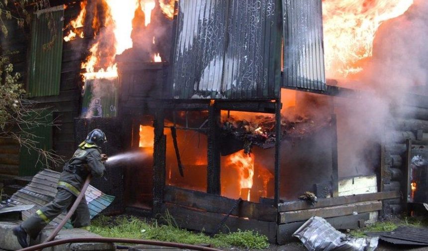 Жилой двухэтажный дом сгорел в Иркутске