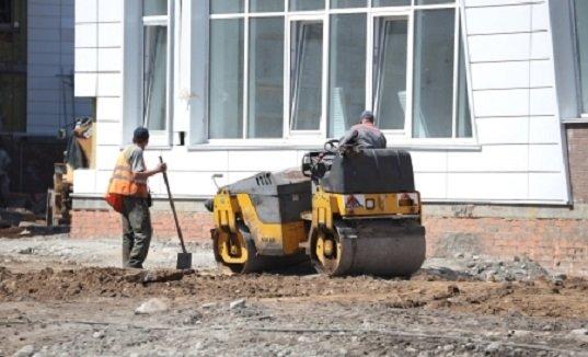 Началось благоустройство территории школы №19 в Академгородке