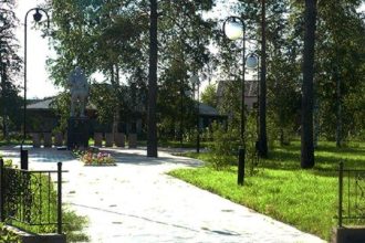 В поселке Мегет строят линию электропередачи и благоустраивают центральную площадь