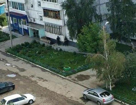 Неизвестный открыл стрельбу из окна жилого дома в микрорайоне Зеленый в Иркутске