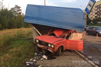 Автомобиль "Жигули" в Братске протаранил остановочный пункт