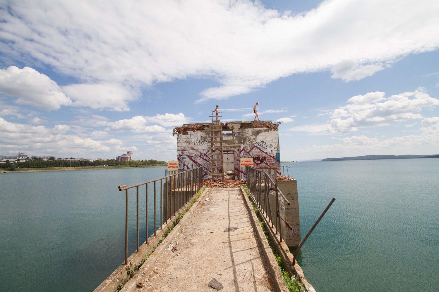 Башню разбирают, а экстремалы продолжают нырять с нее