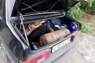На территории ангарской колонии задержали двух мужчин с пневмопушкой