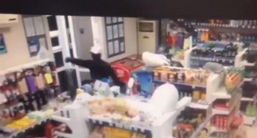 Неизвестный напал на оператора АЗС в Оёке