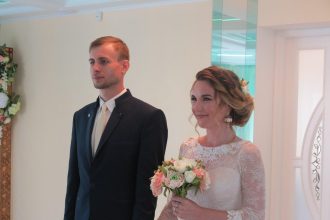 Пара из Омска зарегистрировала брак на Байкале