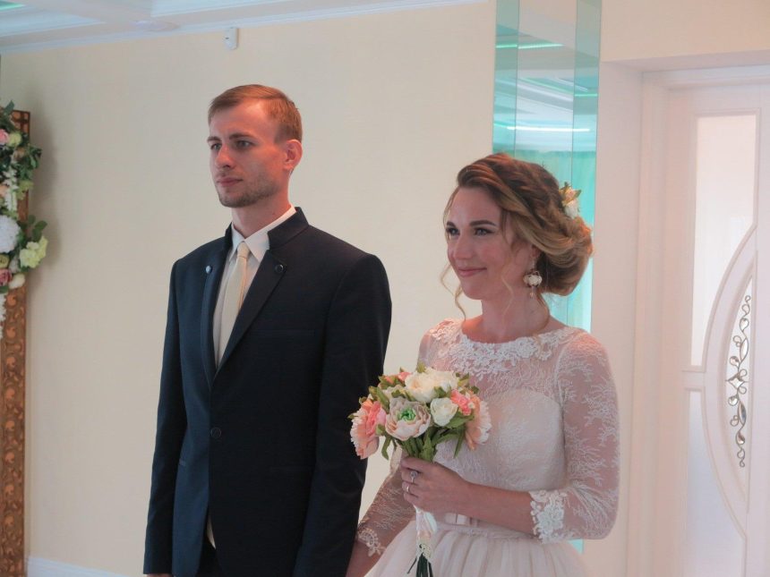 Пара из Омска зарегистрировала брак на Байкале