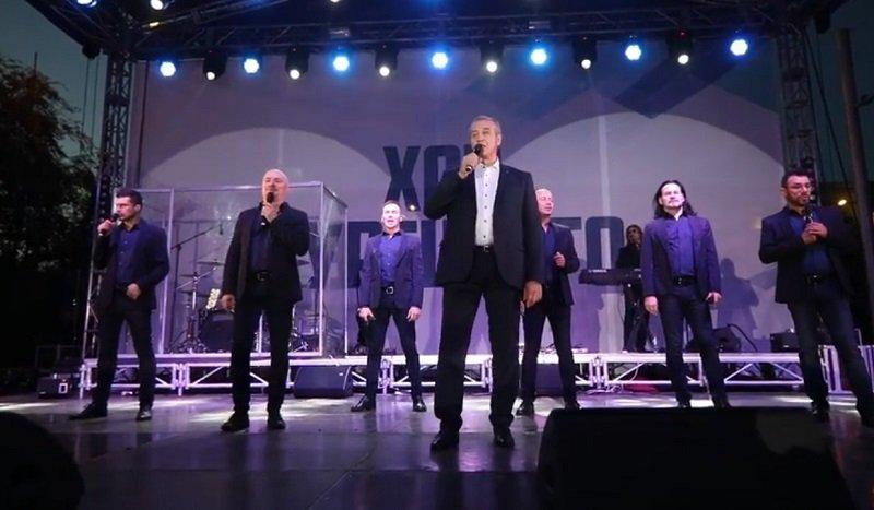 Сергей Левченко спел с "Хором Турецкого" в Иркутске