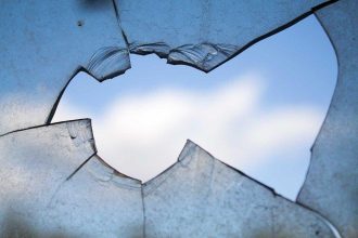 В Ангарском районе двое мужчин проникли в дом местного жителя и избили его
