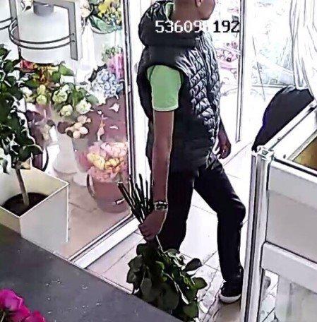 В Иркутске ищут мужчину, похитившего букет белых роз
