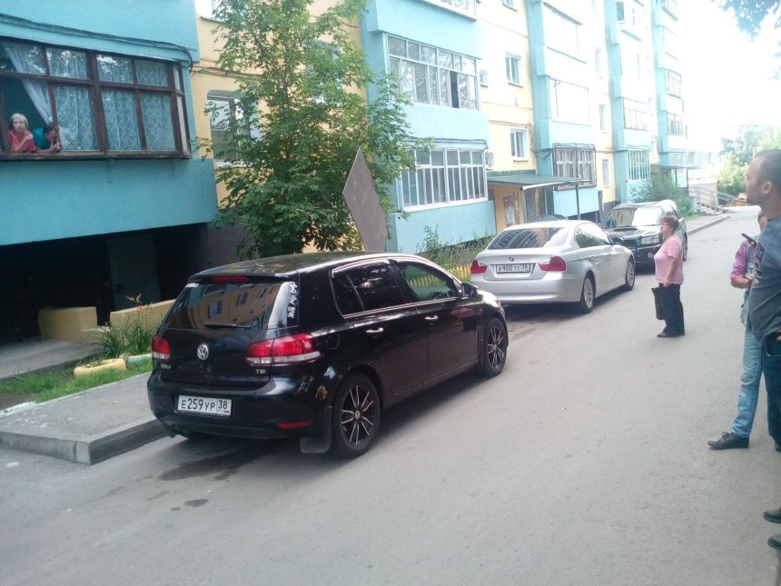 В Иркутске на машину провайдера упал кусок кровли