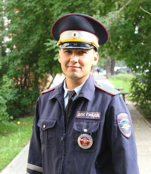 В Иркутске полицейский спас детей от падения с четвертого этажа
