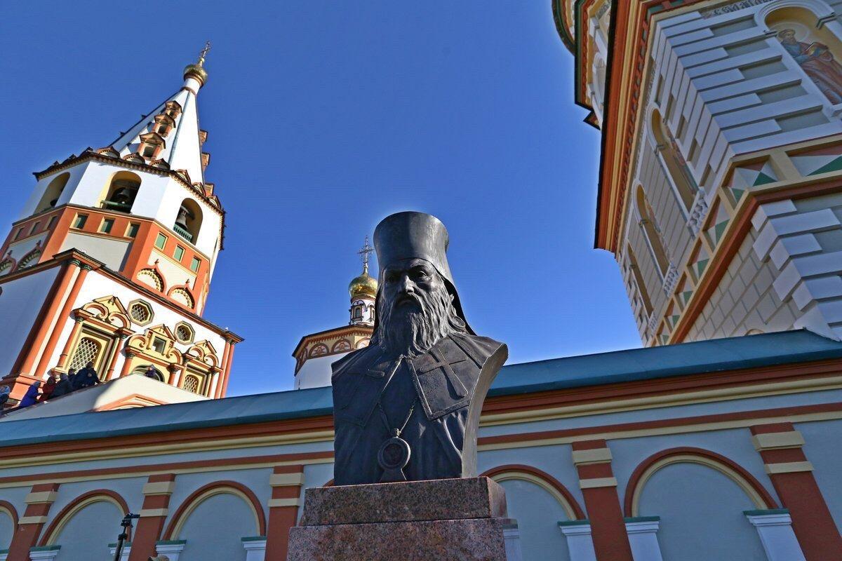 Бюст святителя Софрония открыли в сквере у собора Богоявления в Иркутске