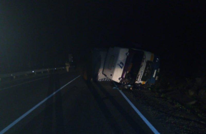 Движение автомобилей в районе Култука затруднено из-за опрокинувшейся фуры