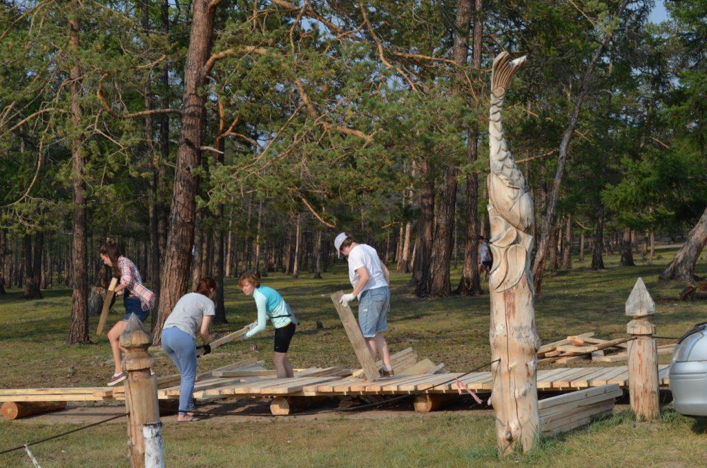 На Сарайском заливе появилась деревянная тропа, защищающая редкие растения