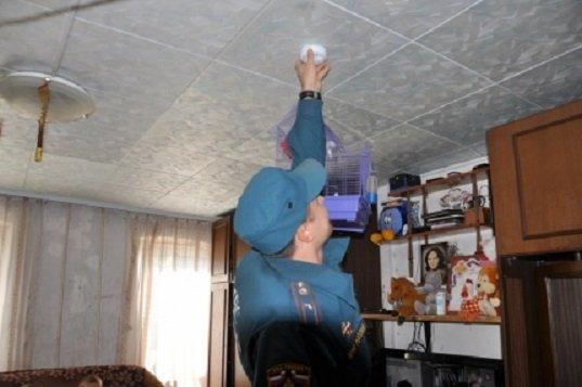 Пожарные извещатели устанавливают в домах многодетных семей Иркутска