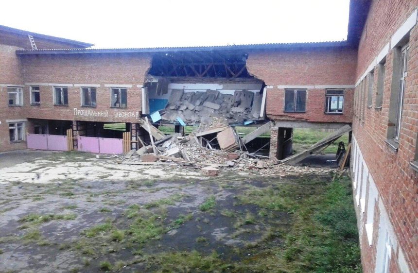 В Куйтунском районе Иркутской области у здания школы обрушилась стена. Школьников отпустили с занятий