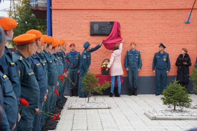 В Усолье-Сибирском открыли мемориал в честь капитана пожарной охраны Максима Калягина