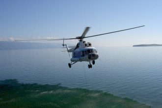 Вертолет с тремя людьми на борту пропал в Иркутской области