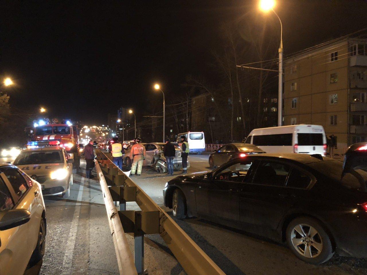 Автобус протаранил 8 автомобилей на улице Байкальской в Иркутске. Все живы