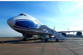 Боинг - 747 доставил в Иркутск 2 тонны цыплят