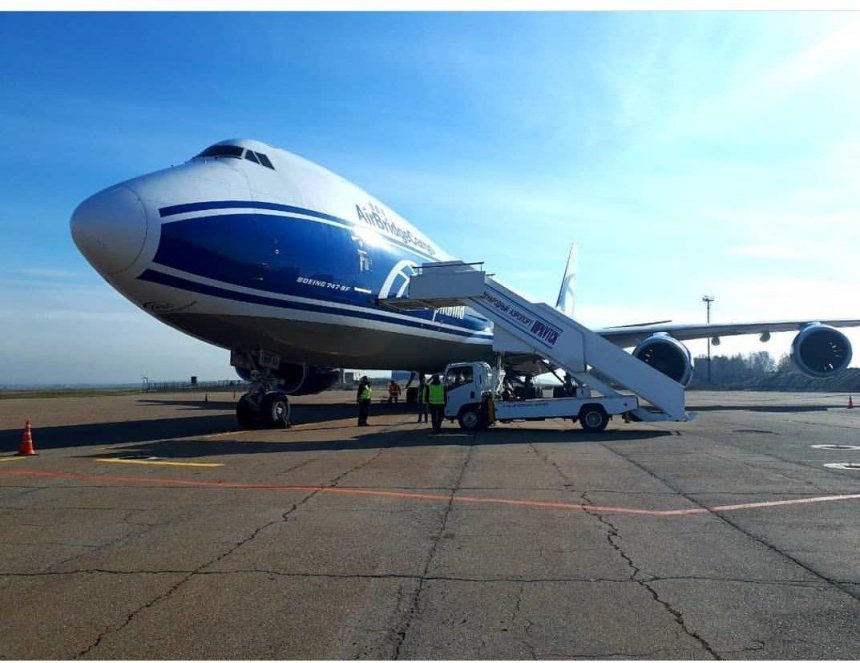 Боинг - 747 доставил в Иркутск 2 тонны цыплят