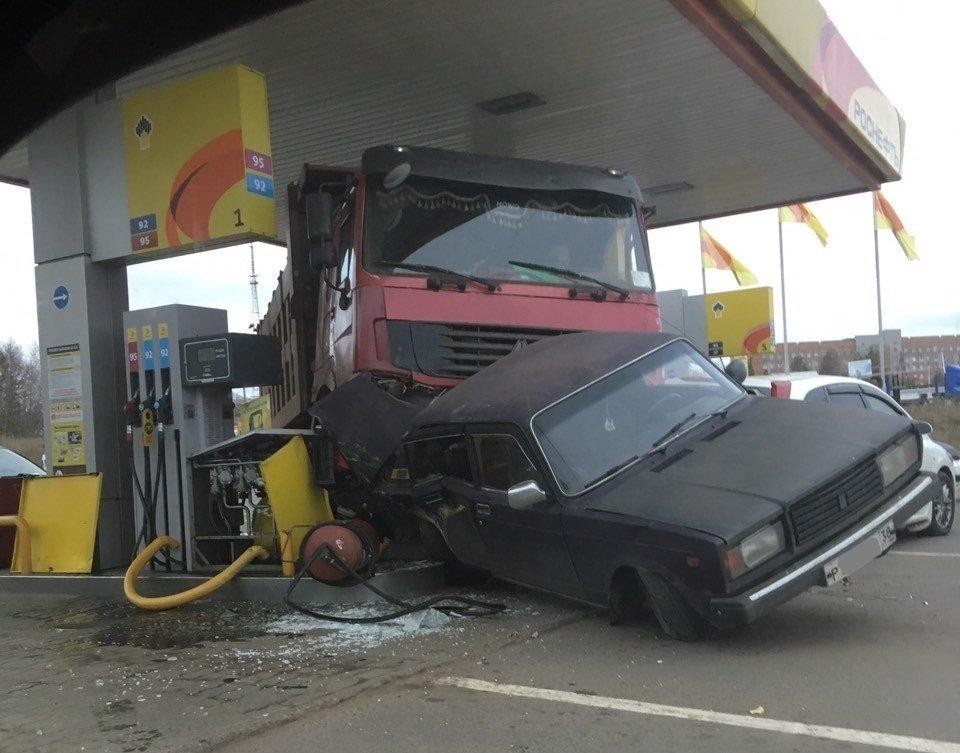 Грузовик протаранил 5 машин на АЗС в Братске