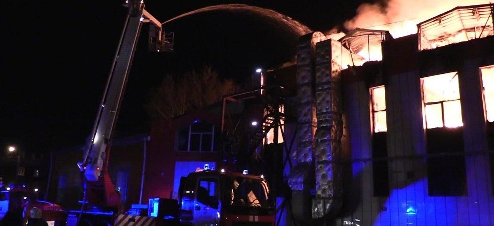 Крупный мебельный центр сгорел в Иркутске