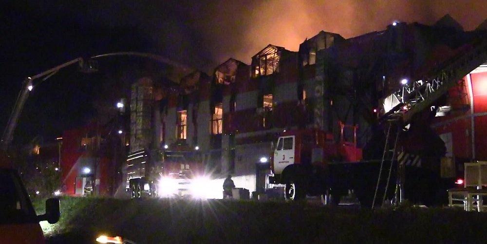 Крупный мебельный центр сгорел в Иркутске