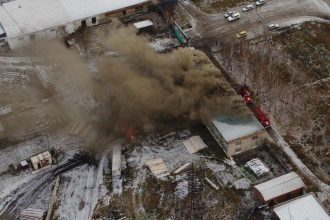 Крупный пожар произошел в административном здании в Тайшете
