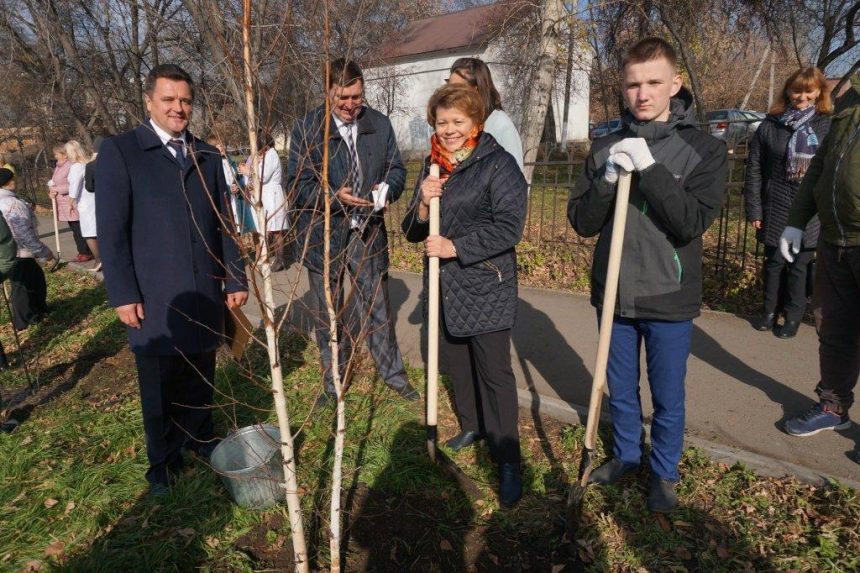Памятную аллею деревьев посадили в честь 150-летия машиностроительного техникума Иркутска
