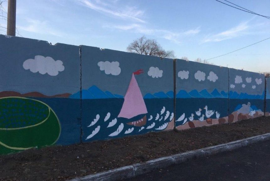 Школьники разрисовали подпорную стену по улице Павла Красильникова в Иркутске
