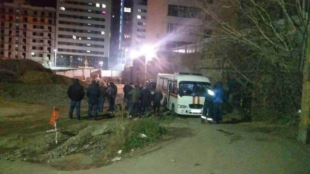 В районе жилого дома на 4-й Железнодорожной в Иркутске размыло грунт. Жильцов эвакуировали